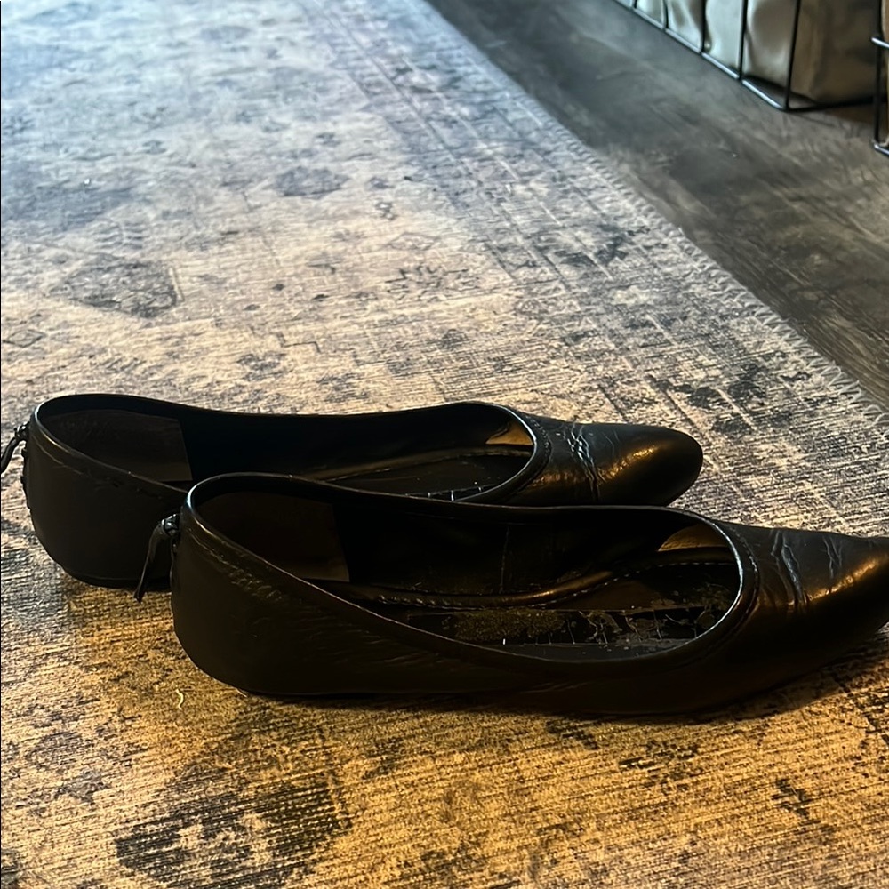 Frye Carson Black Leather Flats - Picture 3 of 5